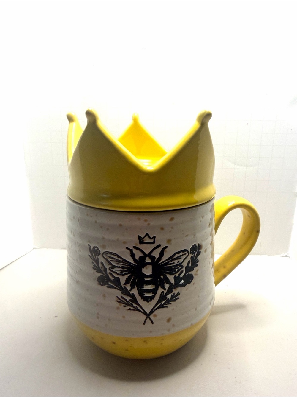 20oz Queen Bee white and yellow ceramic coffee mug ceramic crown 👑 lid Novelty